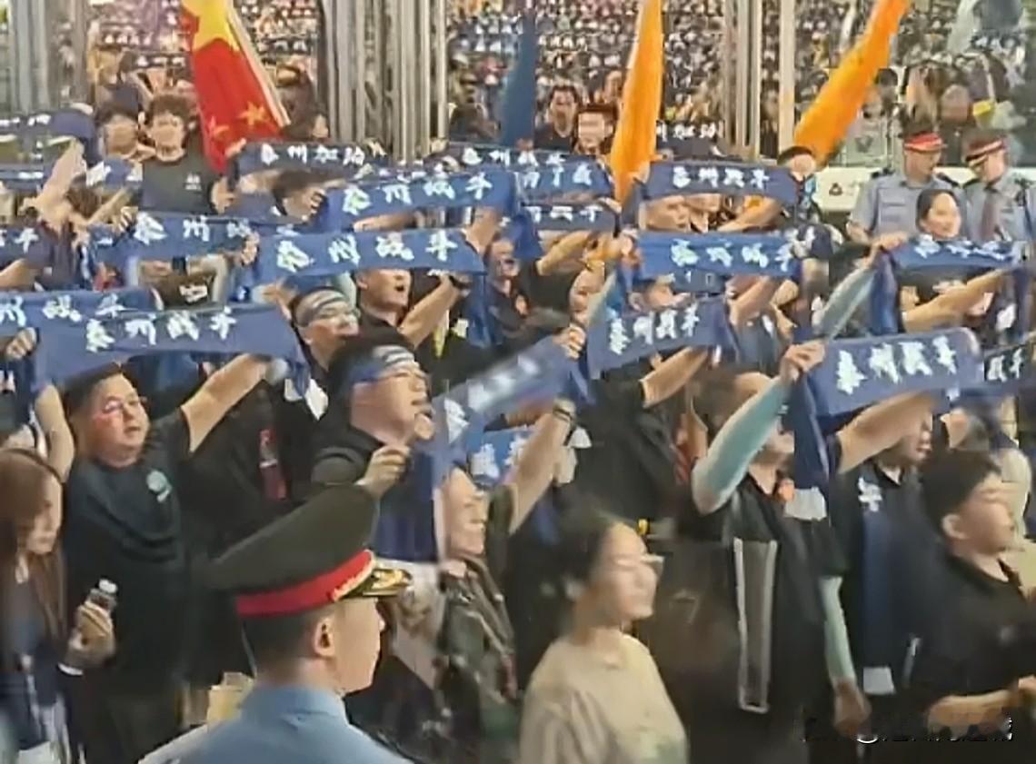 泰州球迷太疯狂了！在南京站的一些乘客都被吓到了？

看到网上流传的一些视频和照片