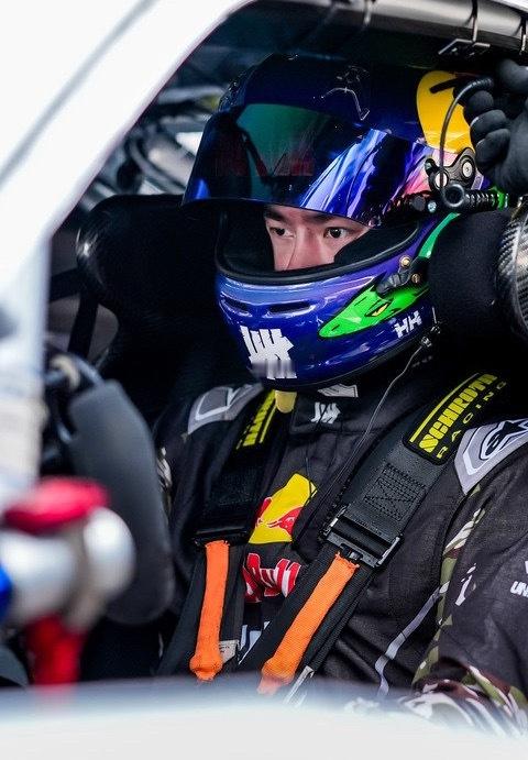 China GT赛场传来有意思的声音，车手张臻东公开感谢王一博，说他把流量带进赛