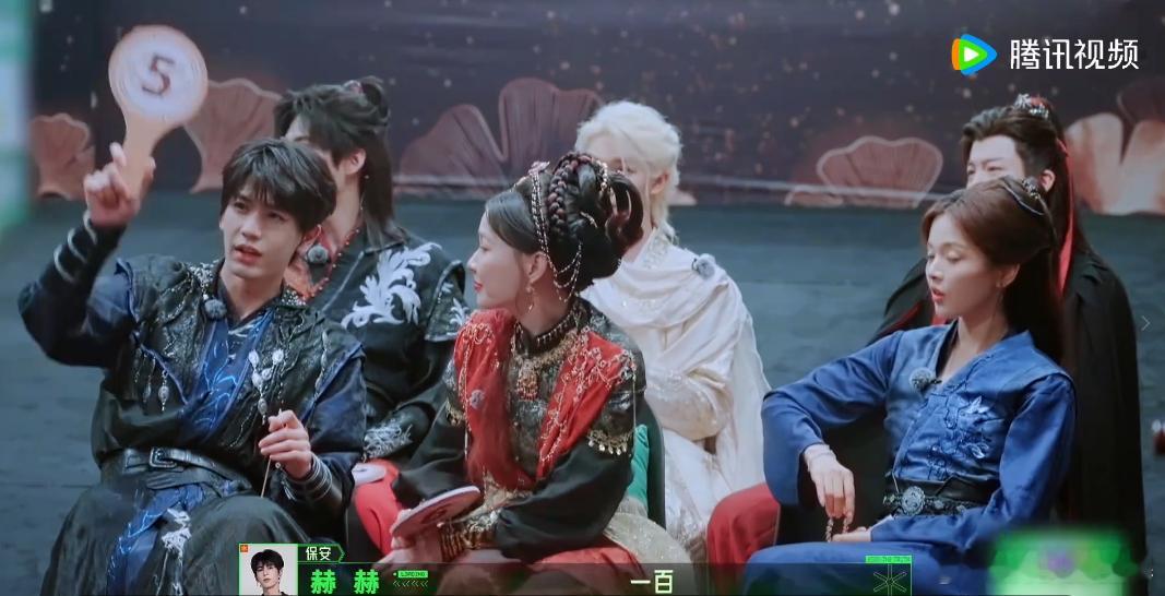 张凌赫出价造势金靖在线助攻 拍卖对局尽显成员默契分工，张凌赫负责出价烘托竞价声势