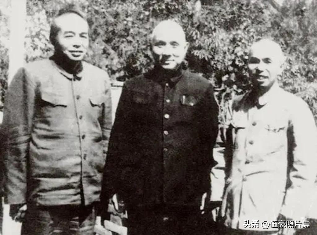 1954年，在北京香山，彭德怀、邓子恢、张鼎丞（右）三位开国元勋的合影。
同年9