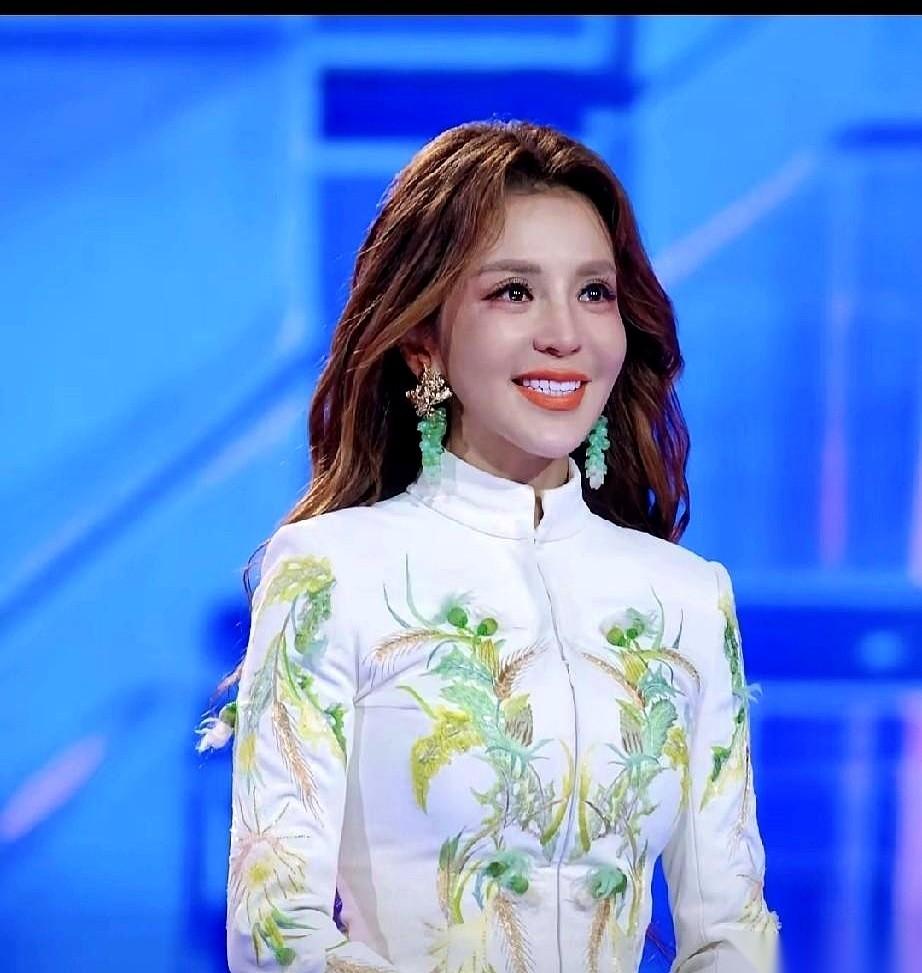 央视跨年晚会，镜头推上去，朱迅站C位。
灯光“唰”地一下全打她身上，那身礼服是真