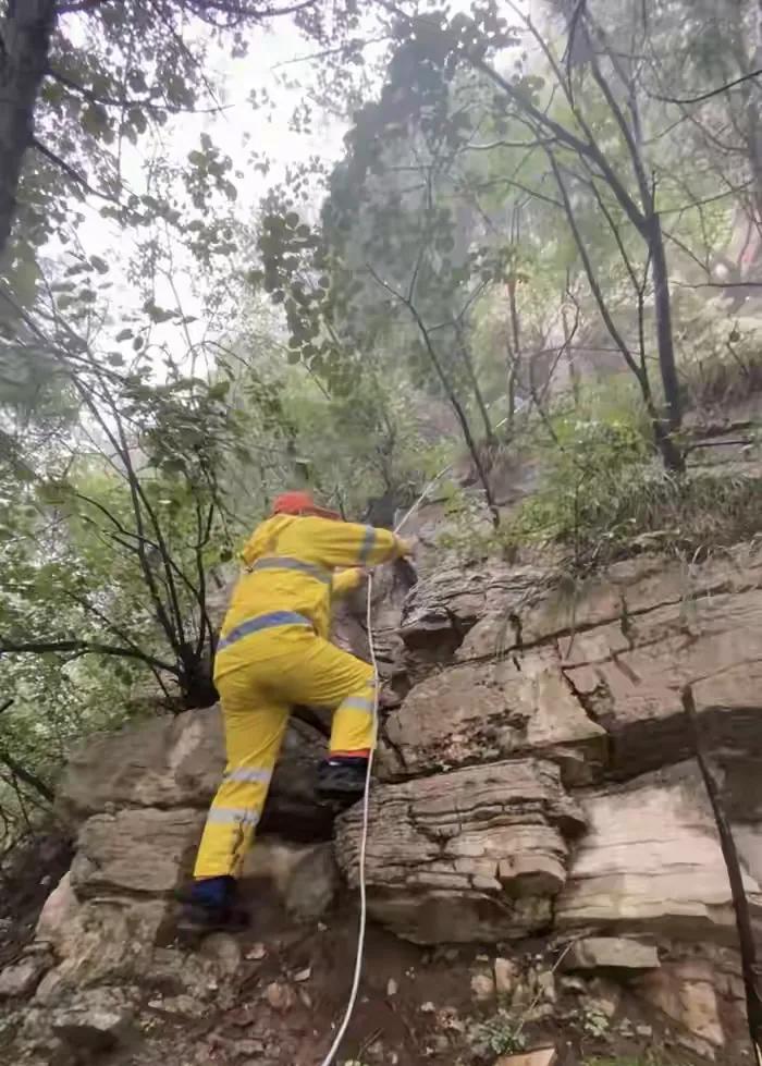 不放弃！济南玉函山，救援队长毛先生在湿滑的山路上，深一脚浅一脚地一边走着，一边用