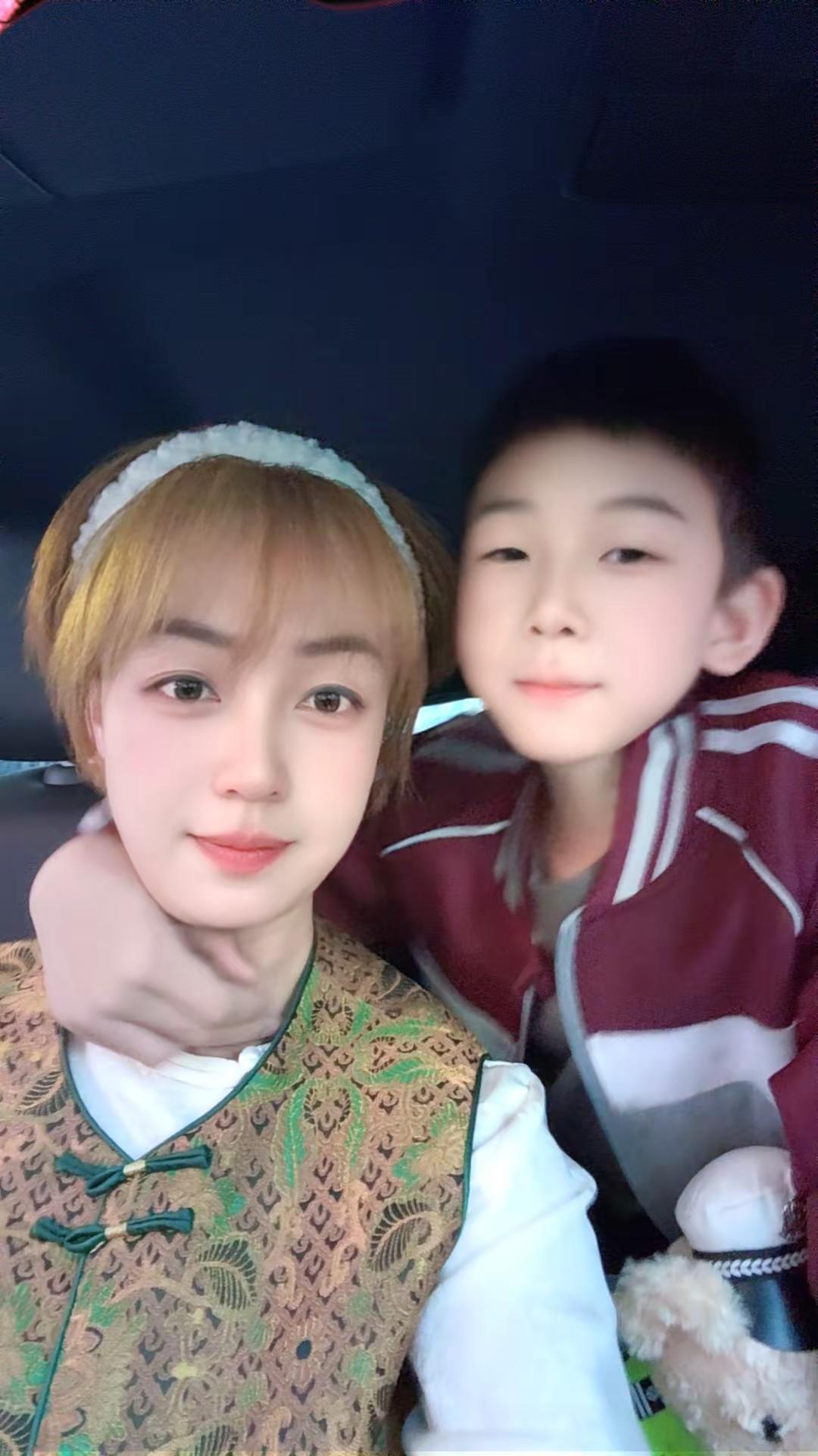 把车放在路边，打开车门下去看了看路，就去买东西了，半小时后回来一看，车门还开着一