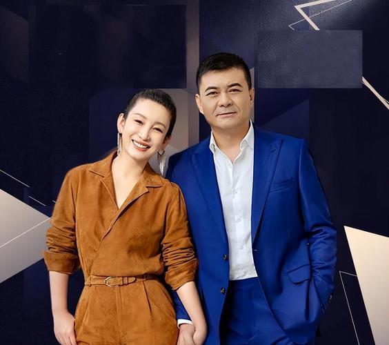 喜欢这对夫妻吗？我挺喜欢的，
觉得他俩演技真的很好，
夫妻恩爱，秦海璐真是被王新