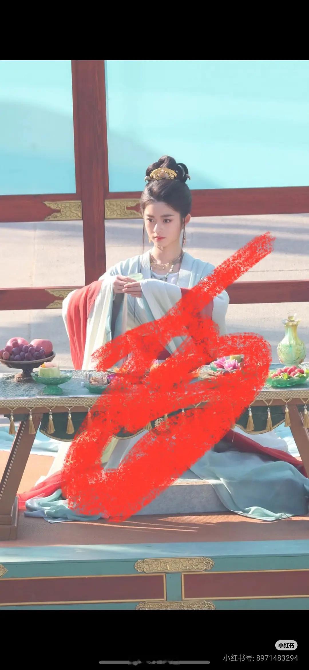 楚乔怎么还越长越小了……第一部的楚乔就没穿过好看的衣服 