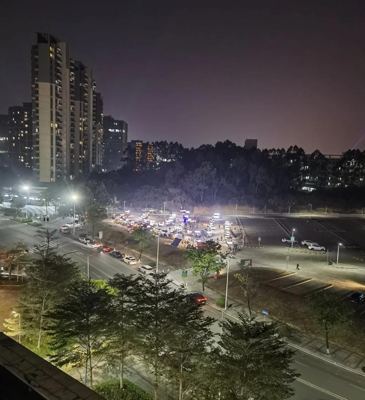 近期，东莞市松山湖南住宅区之间的小街上，每天早晨，小贩就在街边卖早餐。下午约15