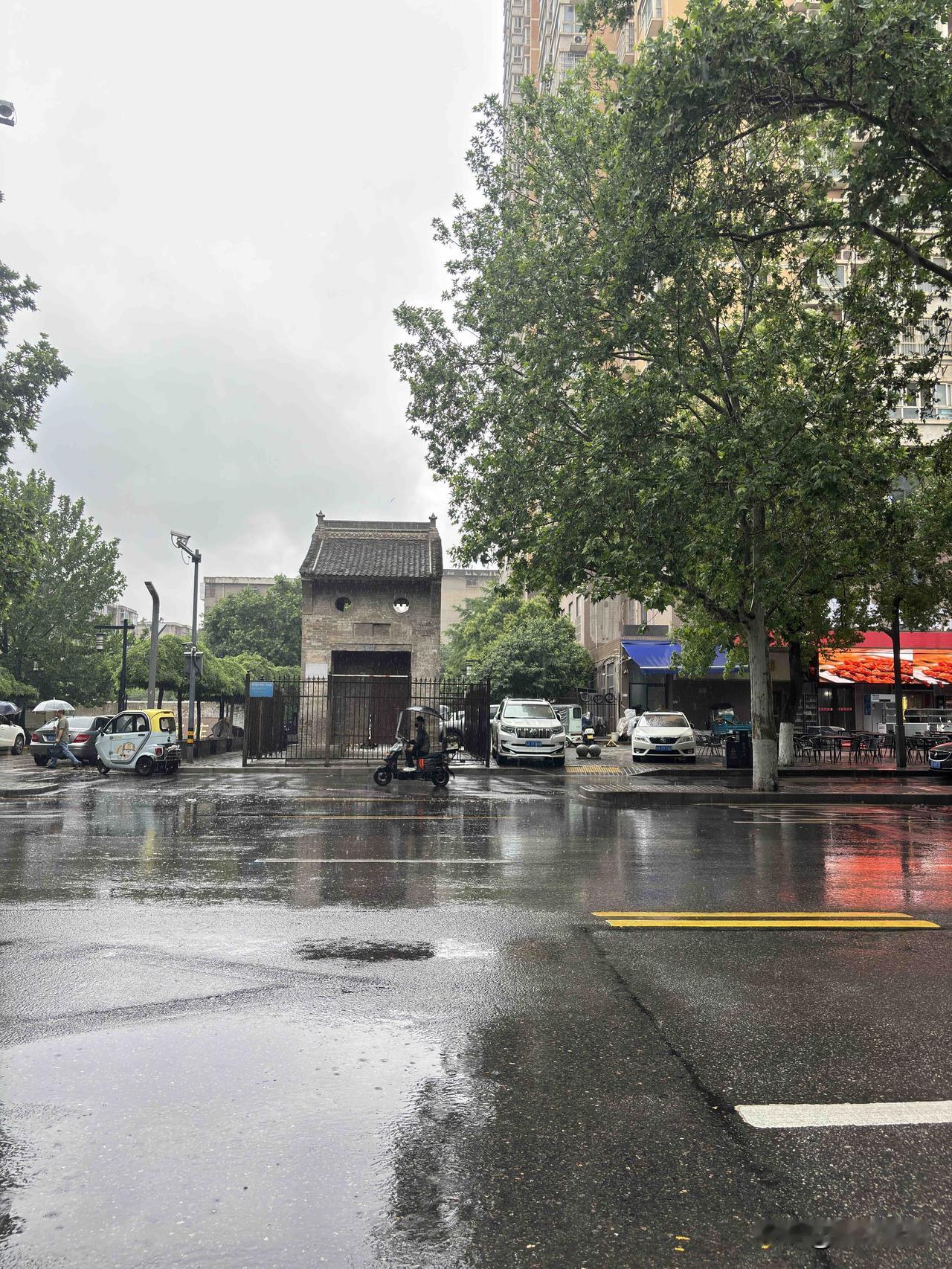 西安劳动路的任家庄门楼，像西游记里的哪个门楼一样，另外据说这个任家庄，几乎没有姓