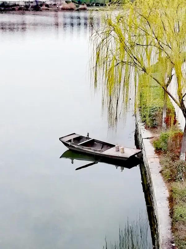 下联：孤舟泊岸柳轻摇，诚邀上联远岫衔云风慢渡；