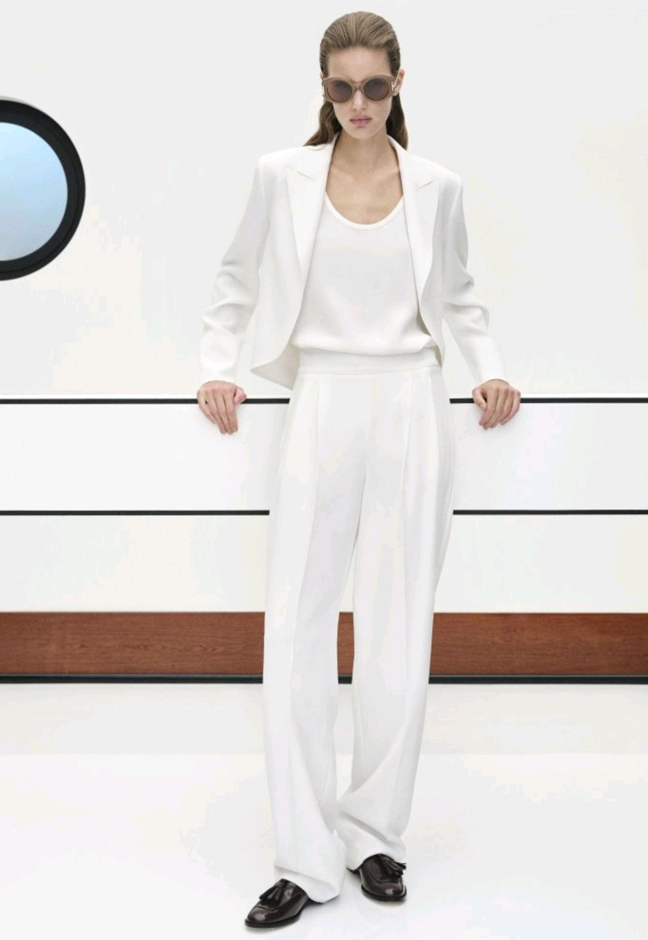Max Mara 2026早秋系列全程散发着知性女性独有的沉静气场。服装里藏着不