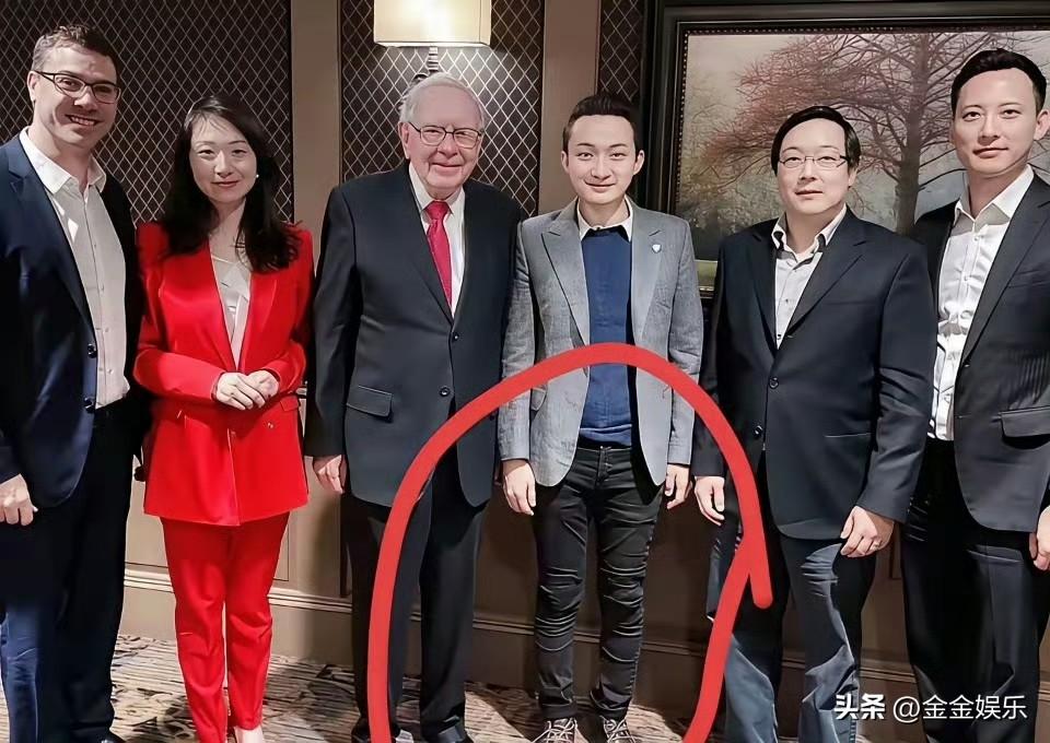 孙宇晨与巴菲特的这张合影照，当年在网上闹得沸沸扬扬。
对于这场饭局，网上的说法褒