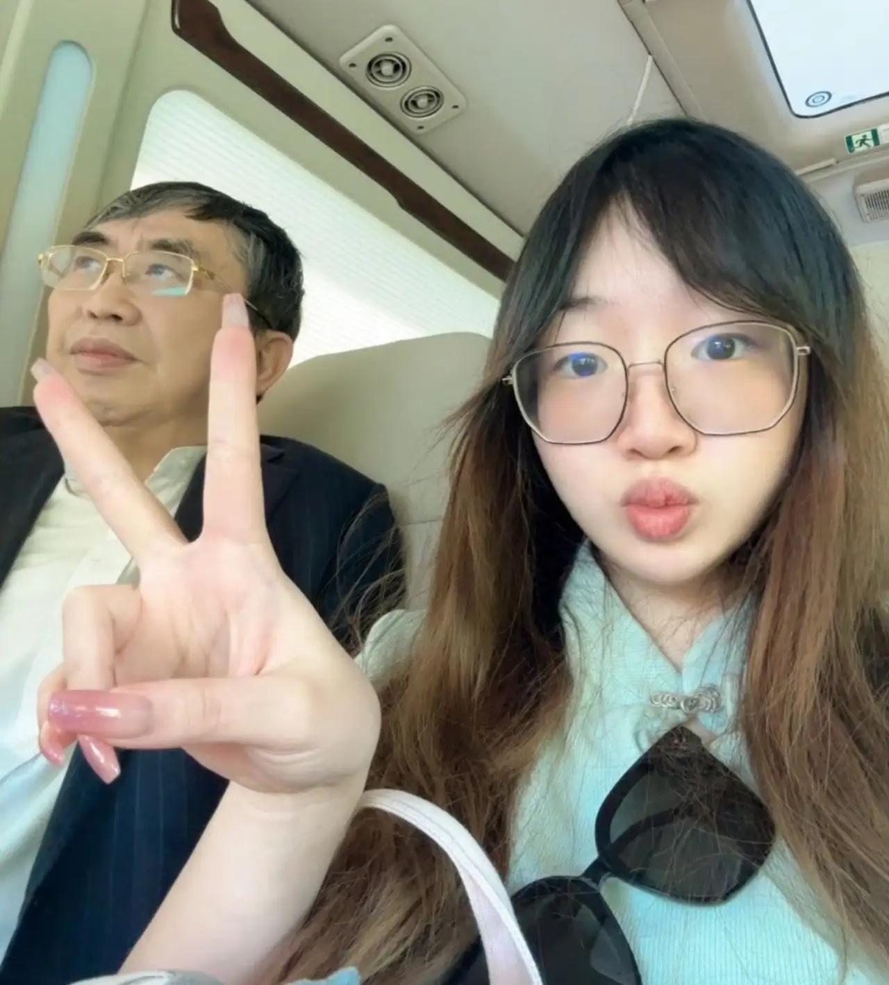 聂卫平真的很喜欢这个小女儿，
不管是走到哪里都会带着她，
也不管她要做什么都会支