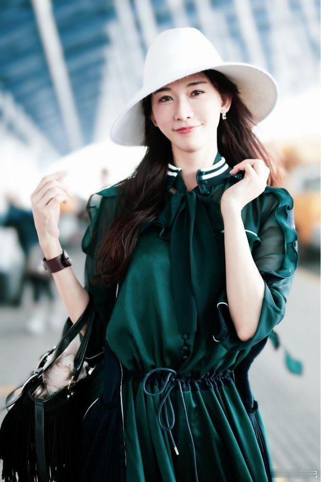 林志玲结婚后状态大回春！穿墨绿色连衣裙优雅气质，身材真叫人羡慕！ ​​​