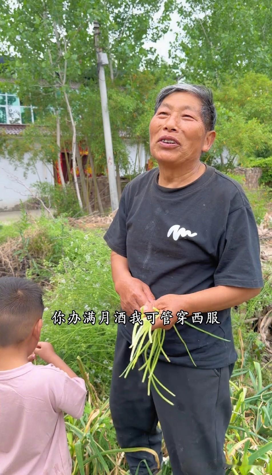 海泉要给闺女办满月酒了，树兰打算西装出席满月酒，到时候再上台高歌一曲，看来海泉风