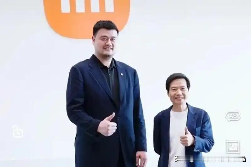 看雷军和他的“米粉天团”合影：能平视他的，只有姚明和郑丽文～
 
猫仔翻了一圈雷