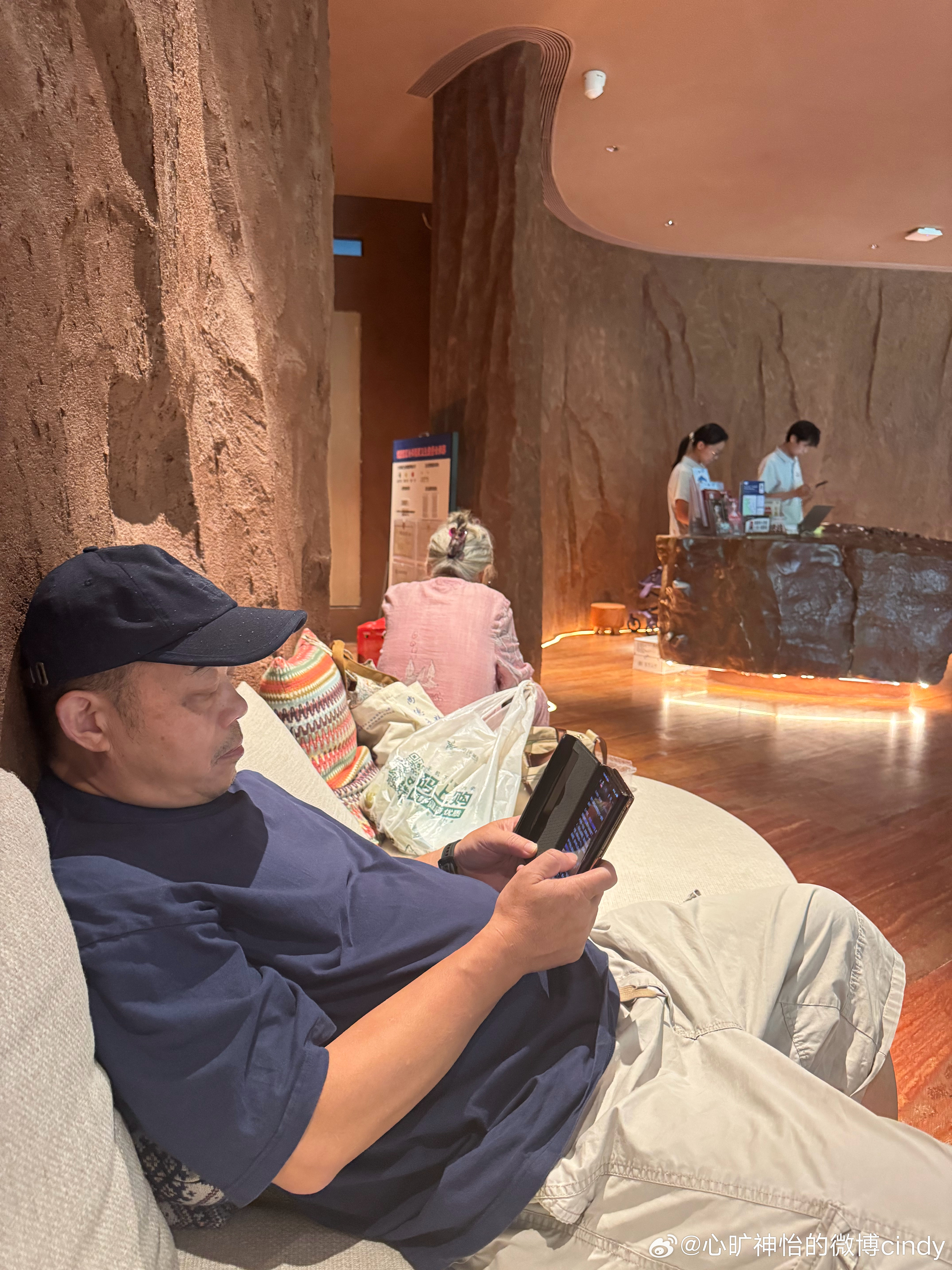 今天一早，旅行突然出现了一个小插曲。原本计划今天去张家界另一条线路。可老妈又把从