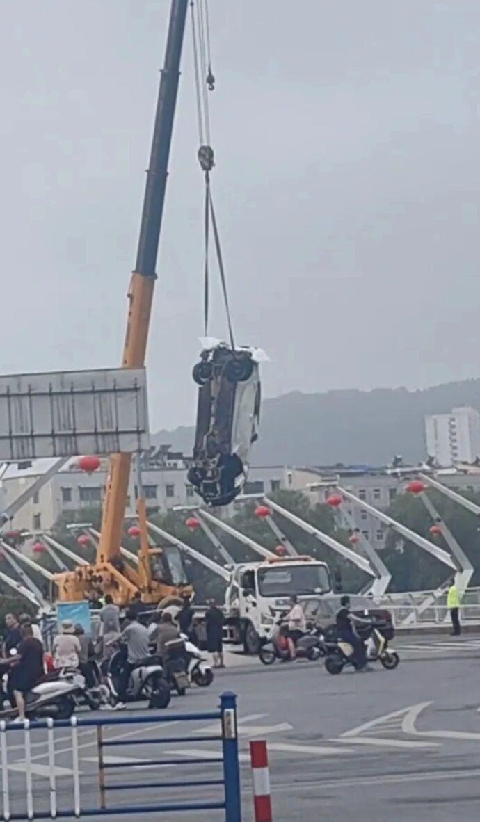 2026 年 8 月 23 日，海峡都市报、潇湘晨报报道，河南信阳浉河区西关桥发