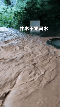 图1：原来真的是这样，井水不犯河水。
图2：不就忘记带猫粮给猫咪了吗？它还不愿意