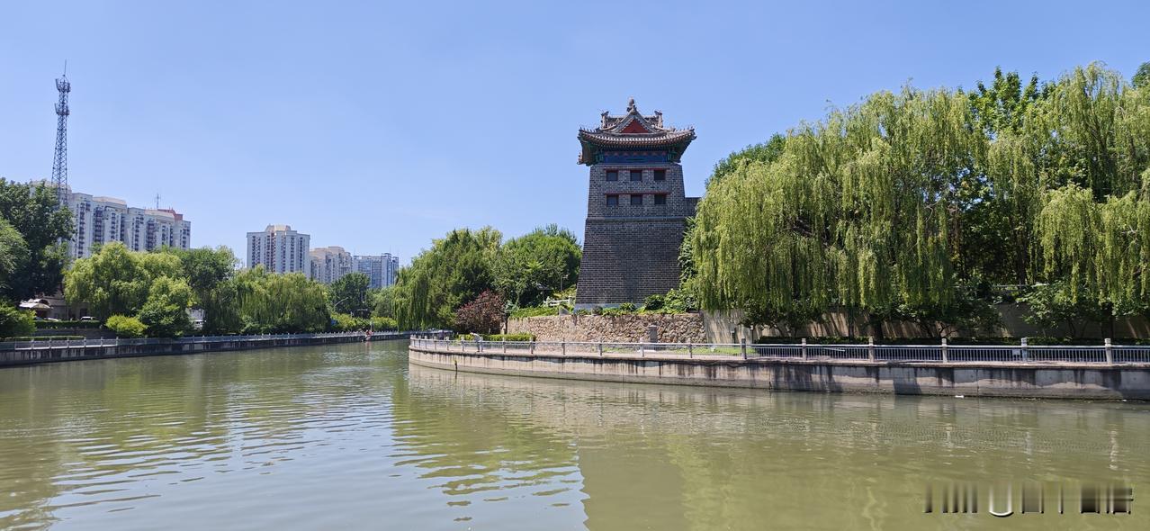 上联：雨落花含泪，
下联：风吹叶起舞。