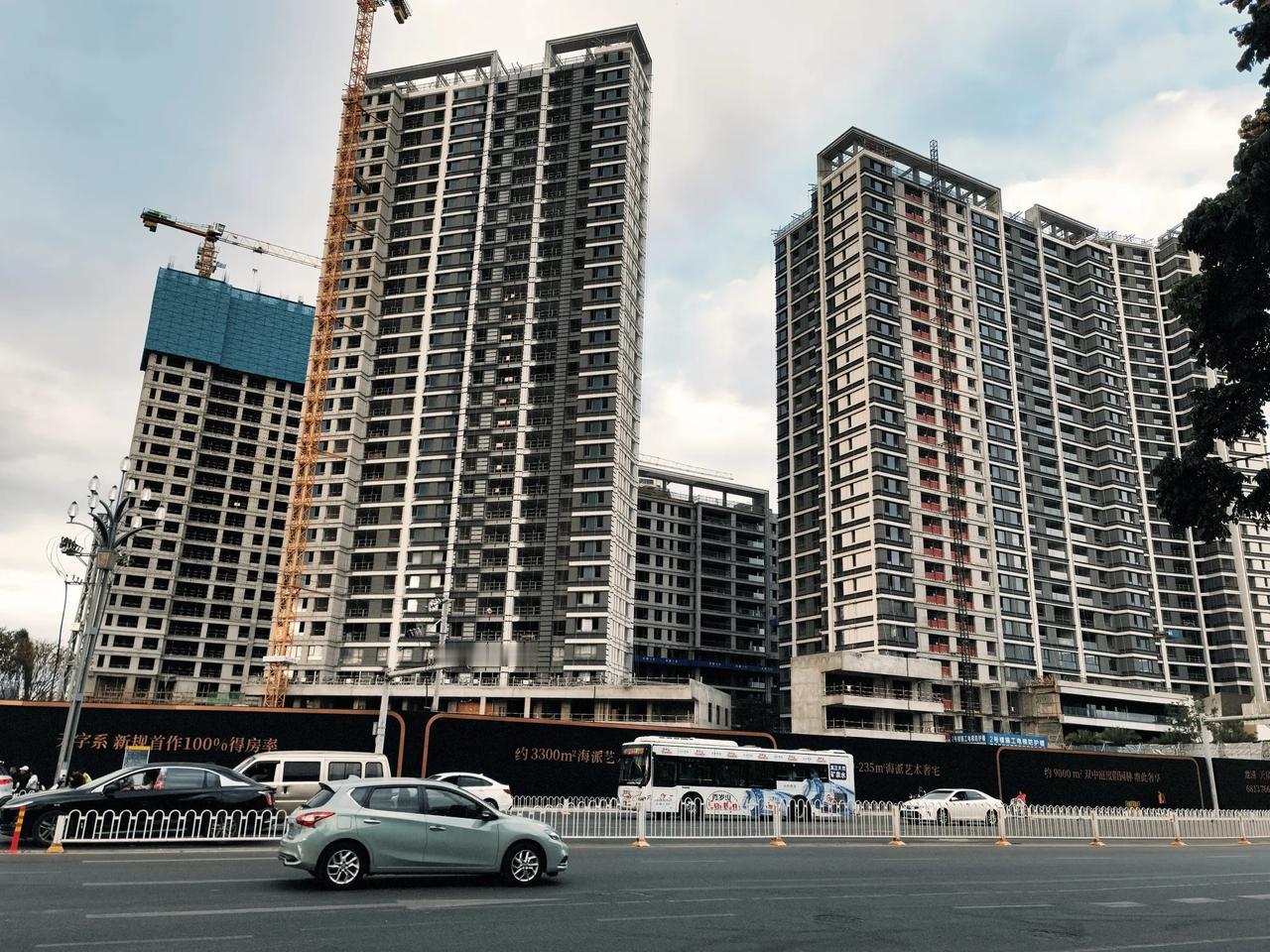 现在的人民西路逐渐好起来了，曾经的烂尾项目，现在被湖染集团接手建的这个项目，在人