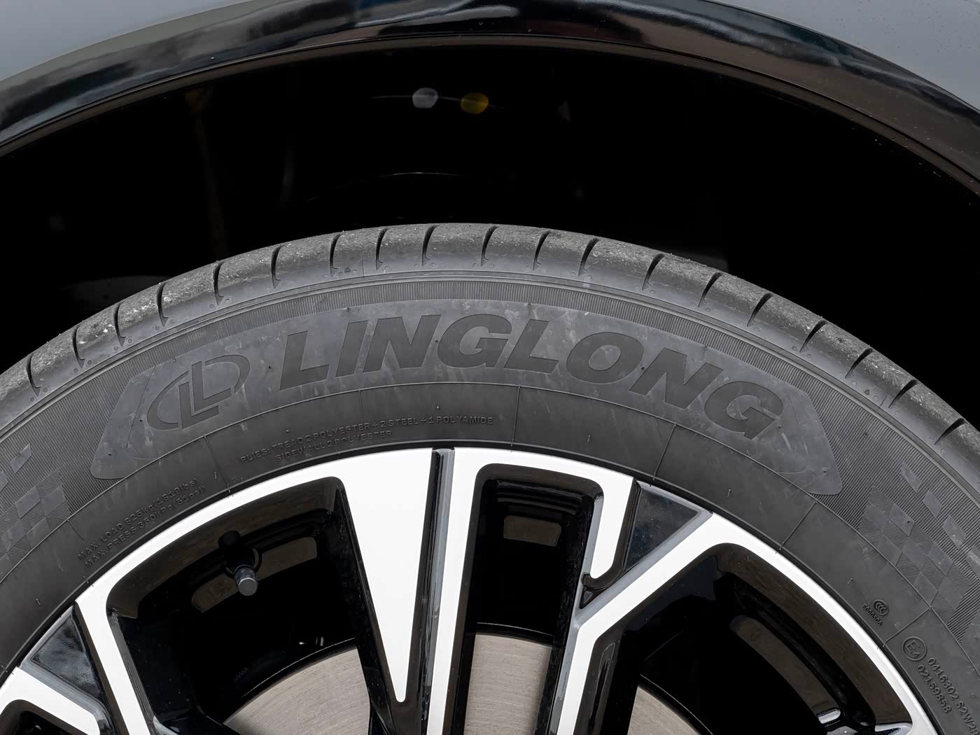 新车 周末看到日产NX8实车了，但看到轮胎之后，我觉得这车不用看了，顶配的版本，