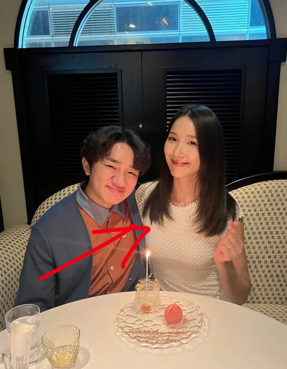王祖蓝晒照为李亚男庆生，夫妻俩笑容满面，感情恩爱又甜蜜！ 