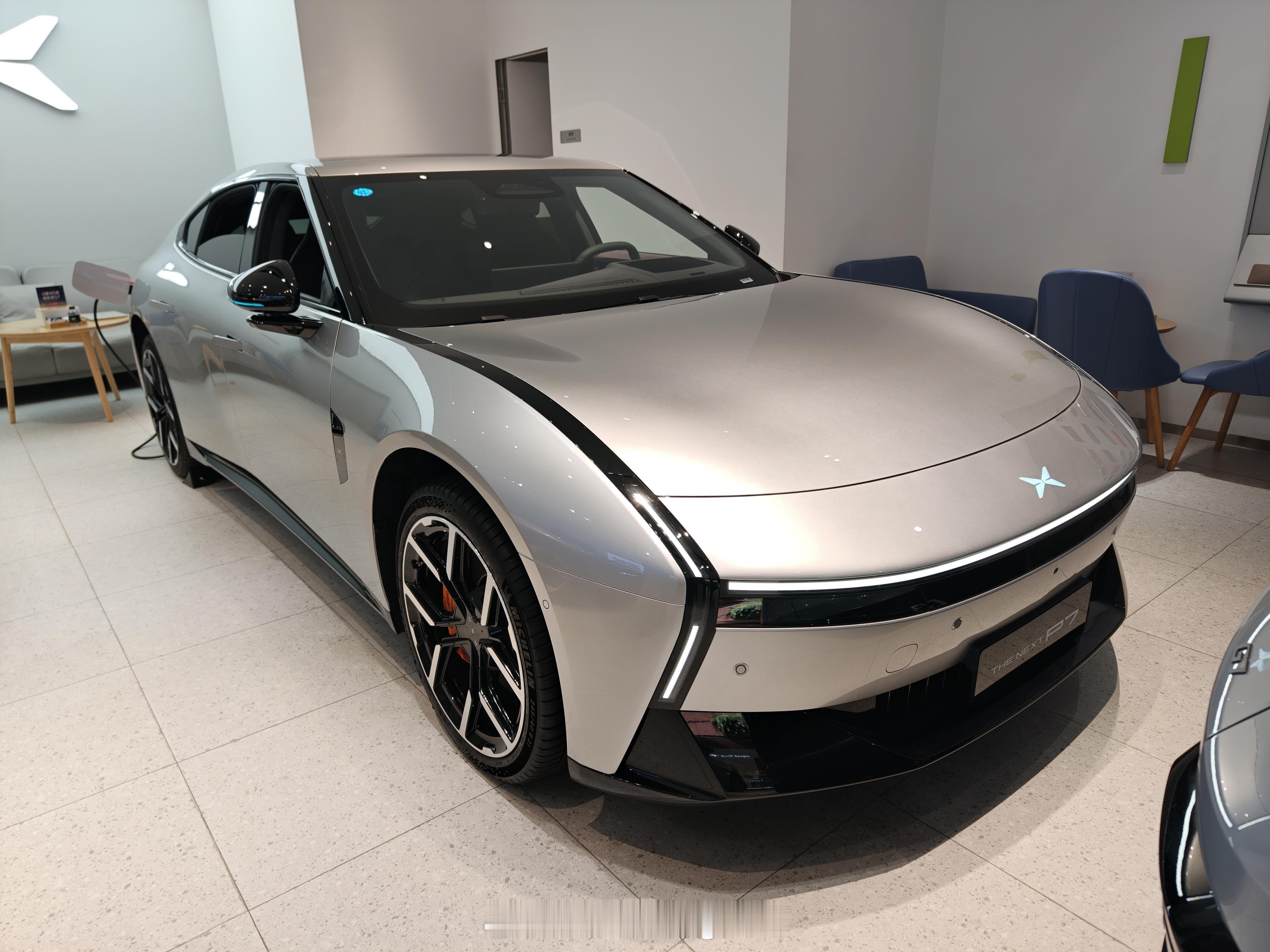 新能源汽车小鹏全新P7正式上市，售价21.98万元起，续航最高820km，外观方