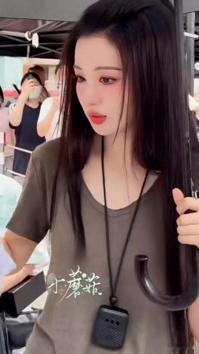 王楚然被烟人逼没招了各位吃瓜群众们！最近娱乐圈又有新瓜啦，王楚然似乎被 “烟人”