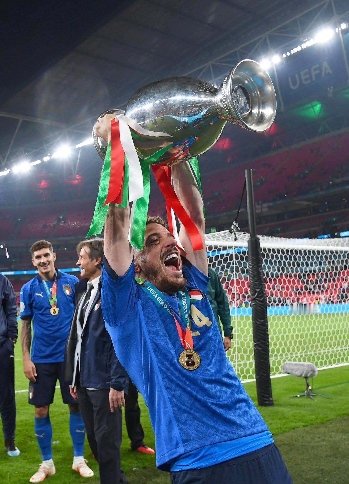 今年夏天退休嘅費奧倫斯最近接受訪問當中提到:自己11歲嘅時候同時得到拉素同羅馬嘅