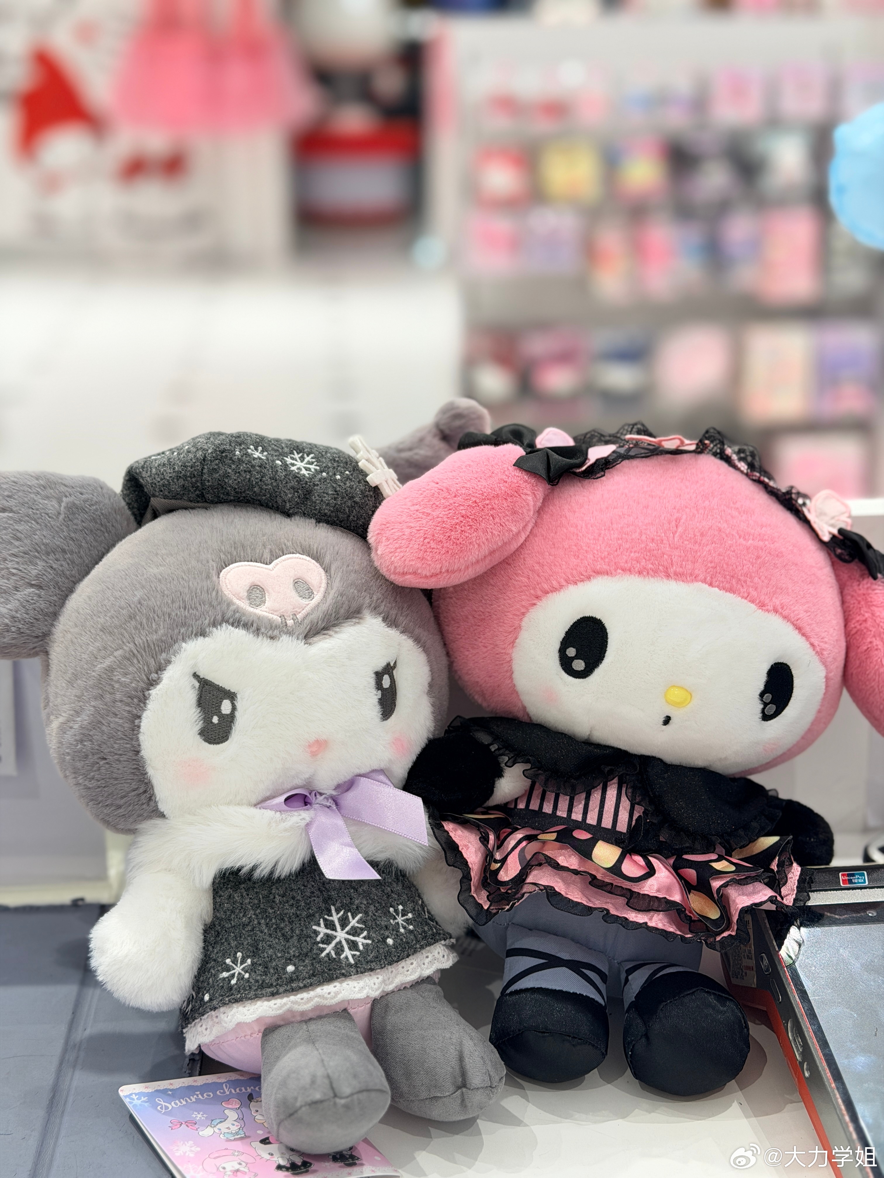 本来只想买一个库洛米看到粉色的玩偶造型挺可爱的店员说它叫美乐蒂跟库洛米是好朋友来