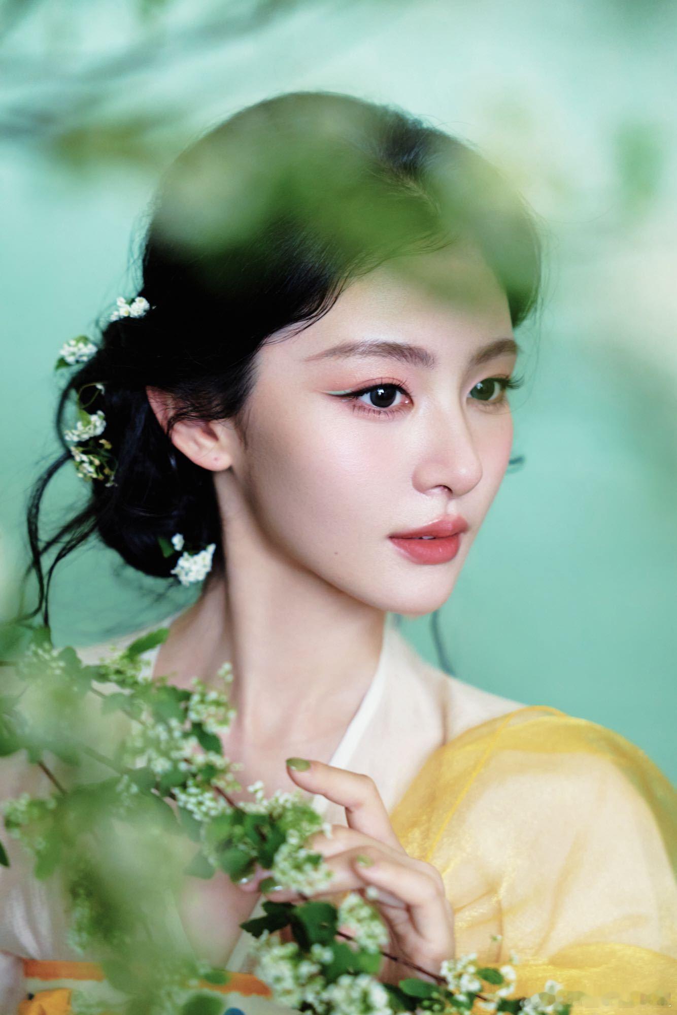 赵晴一袭唐风汉服来到郑州 穿着汉服亮相郑州，简直是行走的文化推荐官，希望大家都能