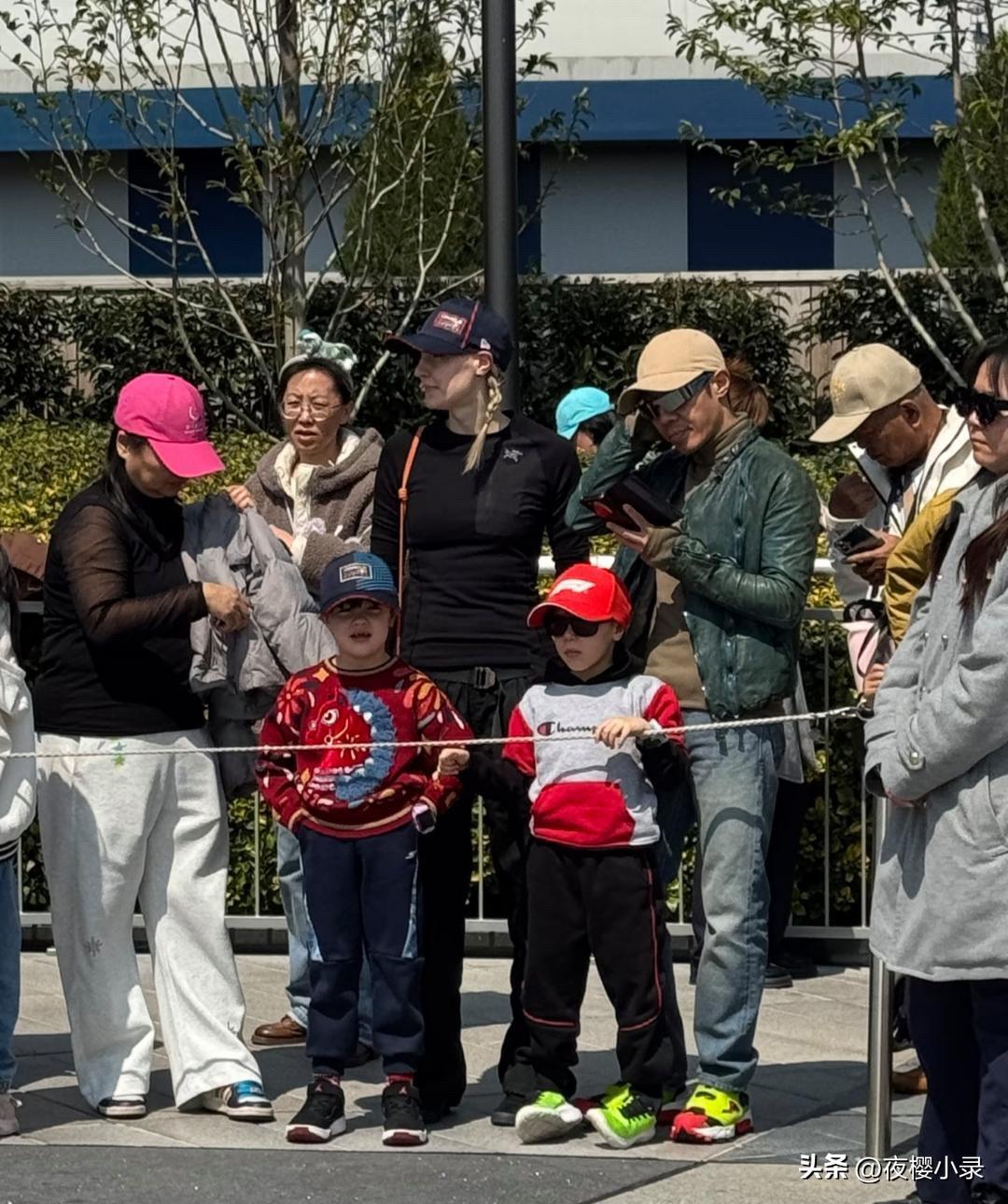 50岁撒贝宁和老婆子女现身上海迪士尼乐园游玩，一家人的打扮好时尚。一对双胞胎遗传