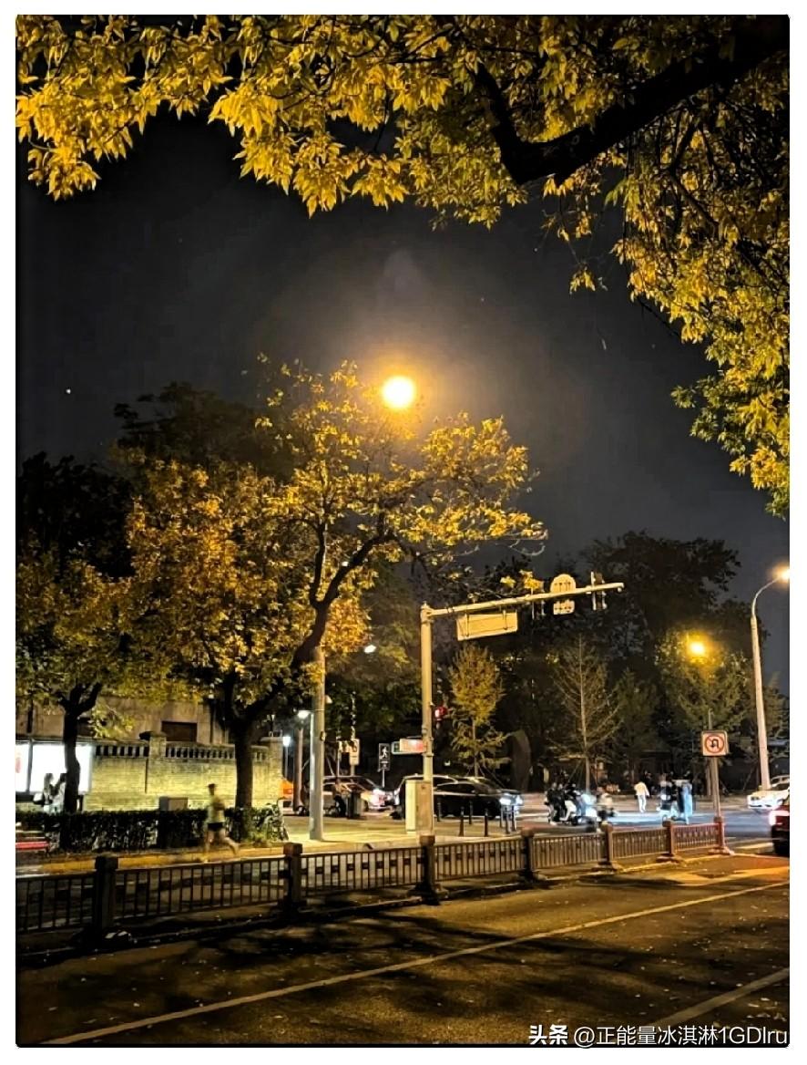 提前通知一下，
大家可以做好心理准备了，

8月7日晚间19点43分就要迎来立秋