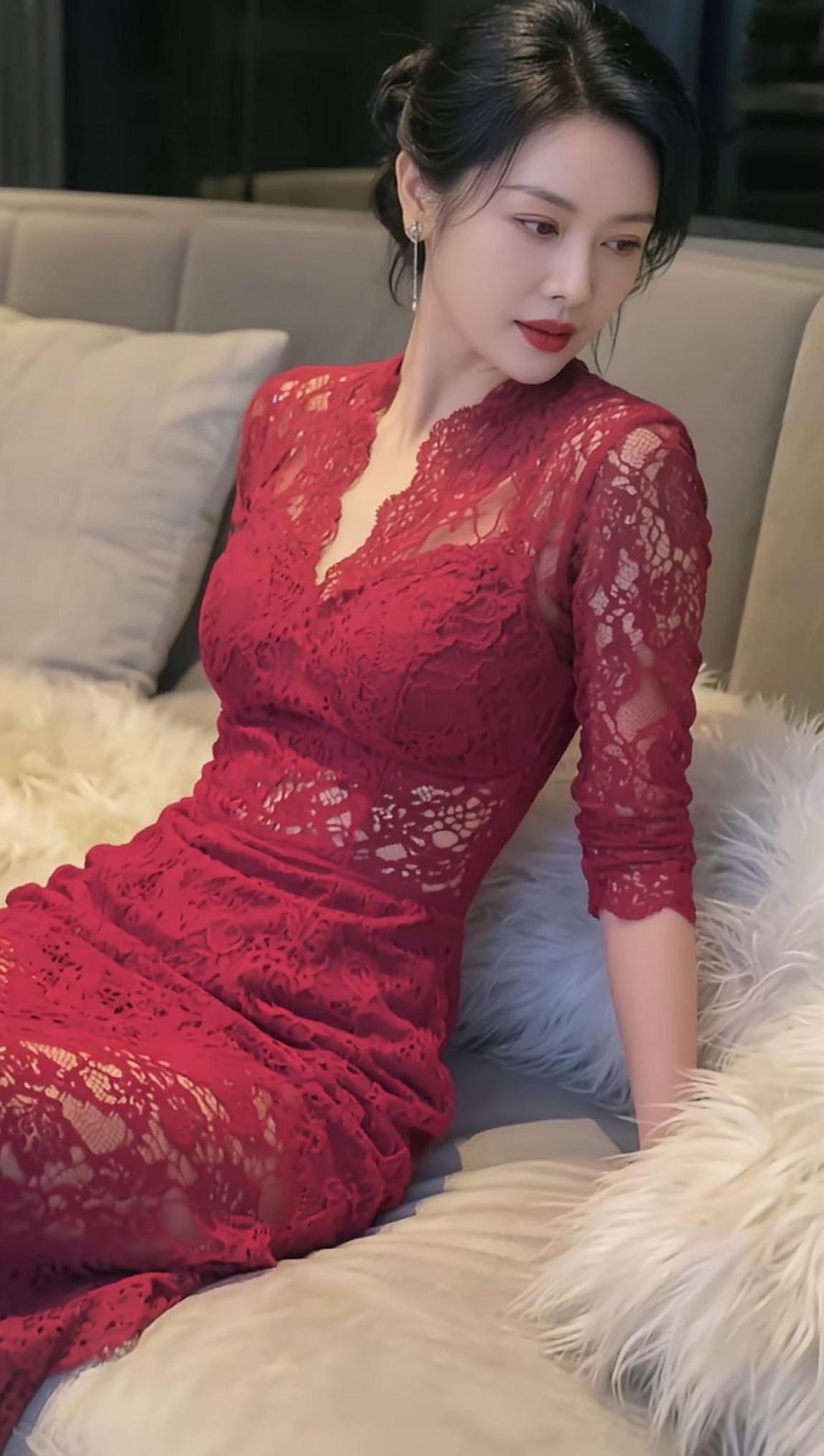 优雅红裙，蕾丝诱惑，尽显迷人魅力！红裙写真 红蕾丝美人