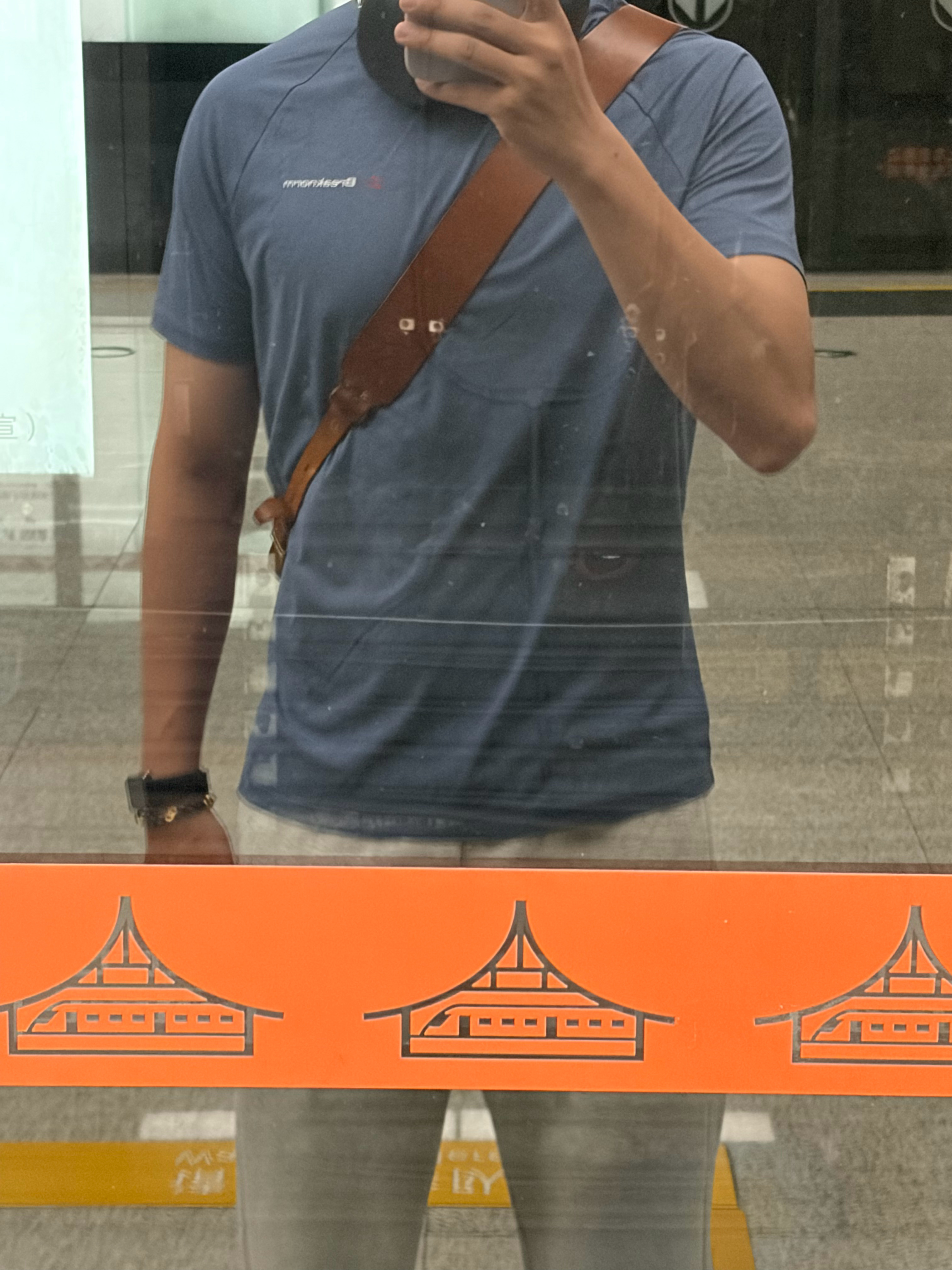 今天穿家的衣服，99块一件，材质轻薄透气触感舒服，而且显肩宽又看不出小肚子（还没