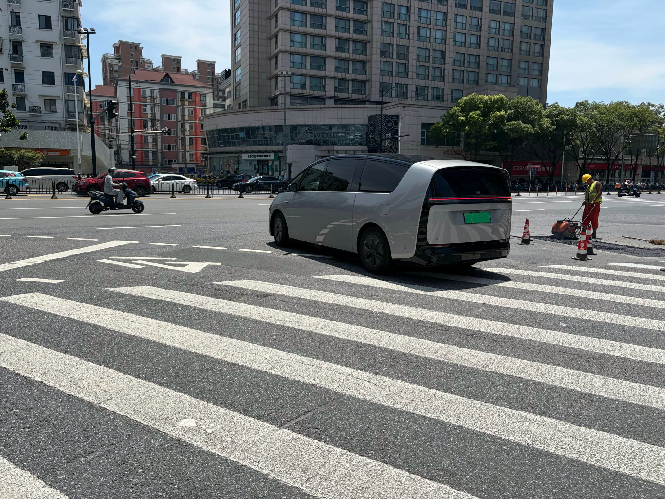 我感觉像i系列、MEGA这样的车，在上海的外观接受度是完全没问题的… 