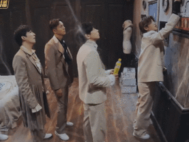 彭昱畅不滑跪改滑绳了 今时早已不同往日，彭昱畅告别滑跪标签，在密逃攀绳环节实力出