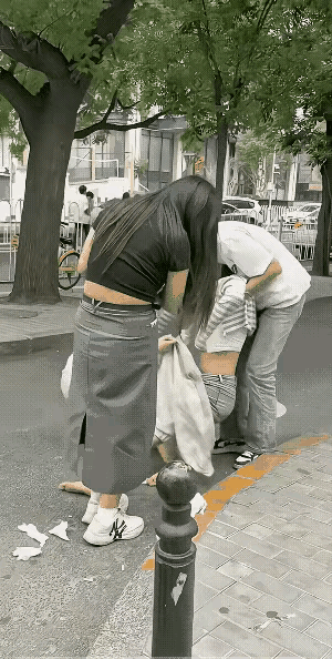 这才是真正的姐妹。必须一起走，一个也不能少。[赞][赞]