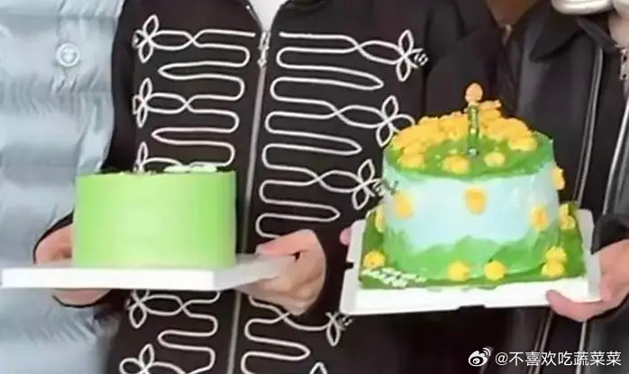 tg 左王烁然蛋糕 右李煜东蛋糕 