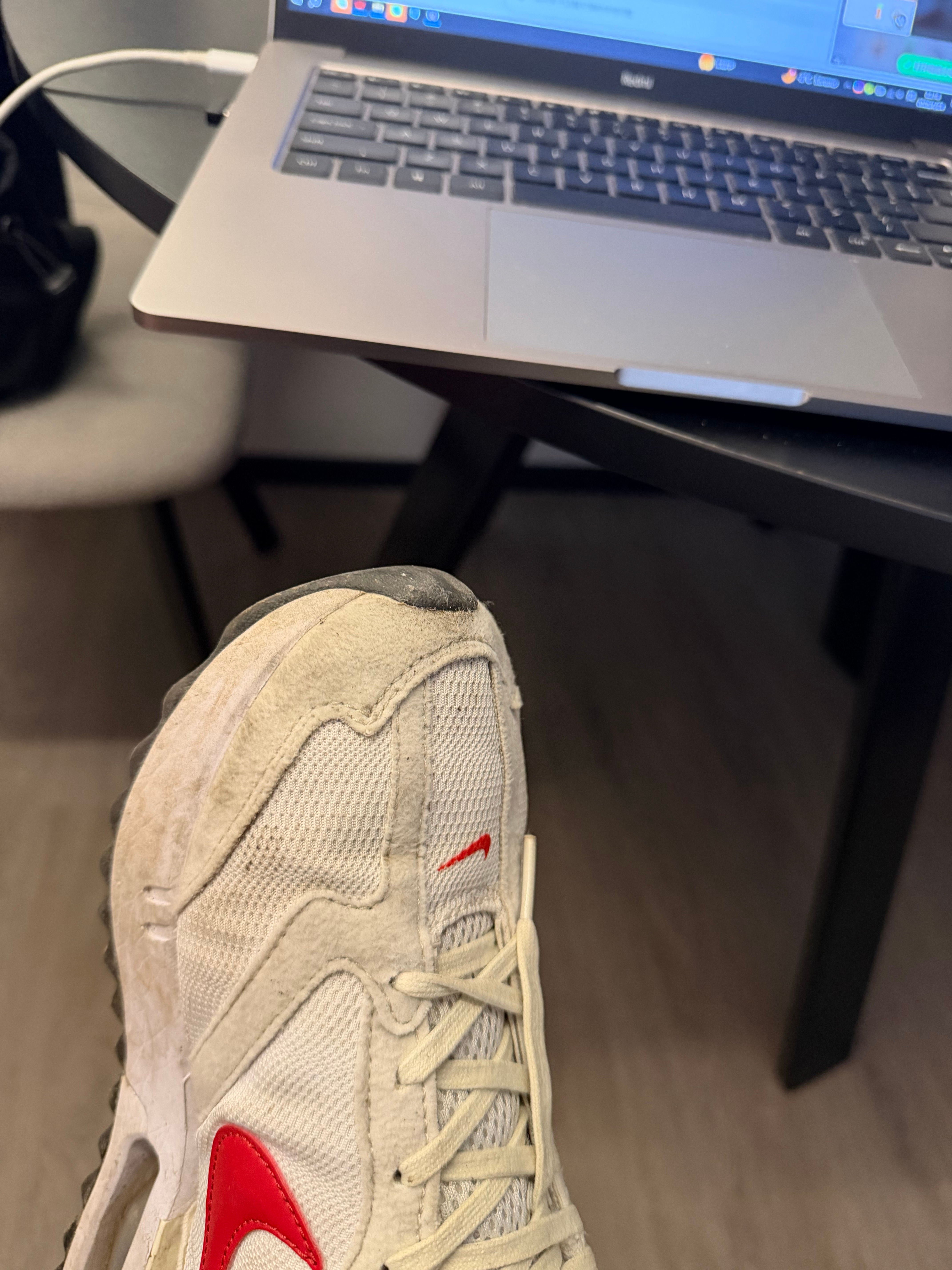 这次出门只带了一双鞋 已经脏成这样了