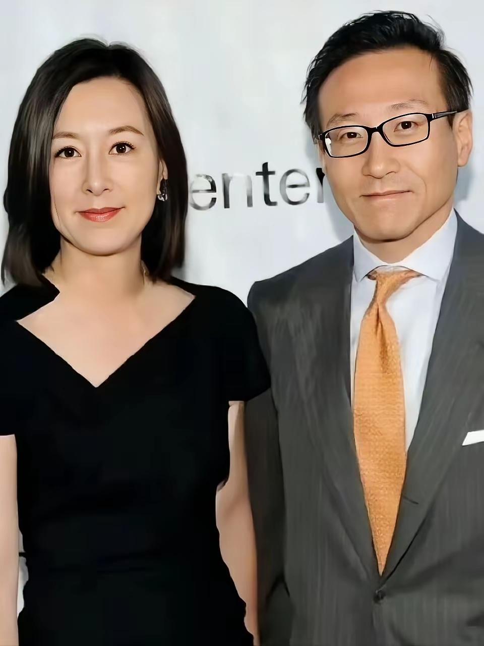 从照片上可以看出来，虽然吴明华已经年过60，但风采还在、气质形象好非常好，甚至不