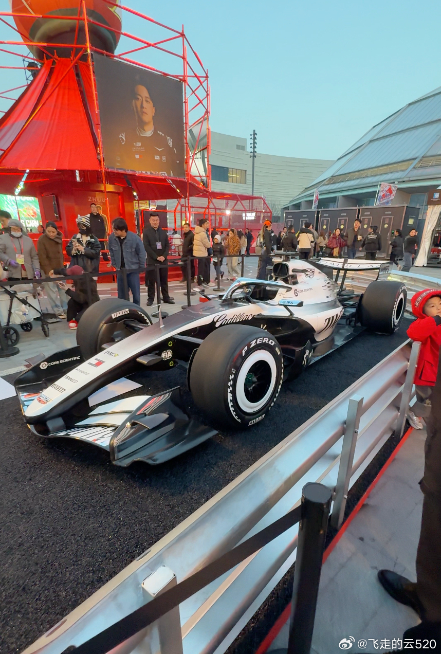 周冠宇来上海了吗？F1格子旗嘉年华上面凯迪拉克展台巨大，新赛季的赛车、CT5、凯