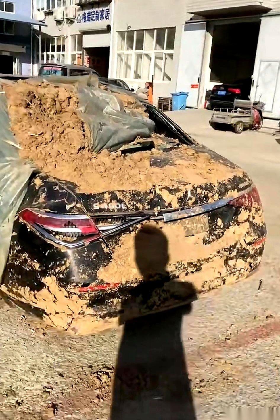 那台被当成陪葬品的奔驰，又从土里出来了。
挖掘机轰隆隆地开过去，铁爪子一挖，就是