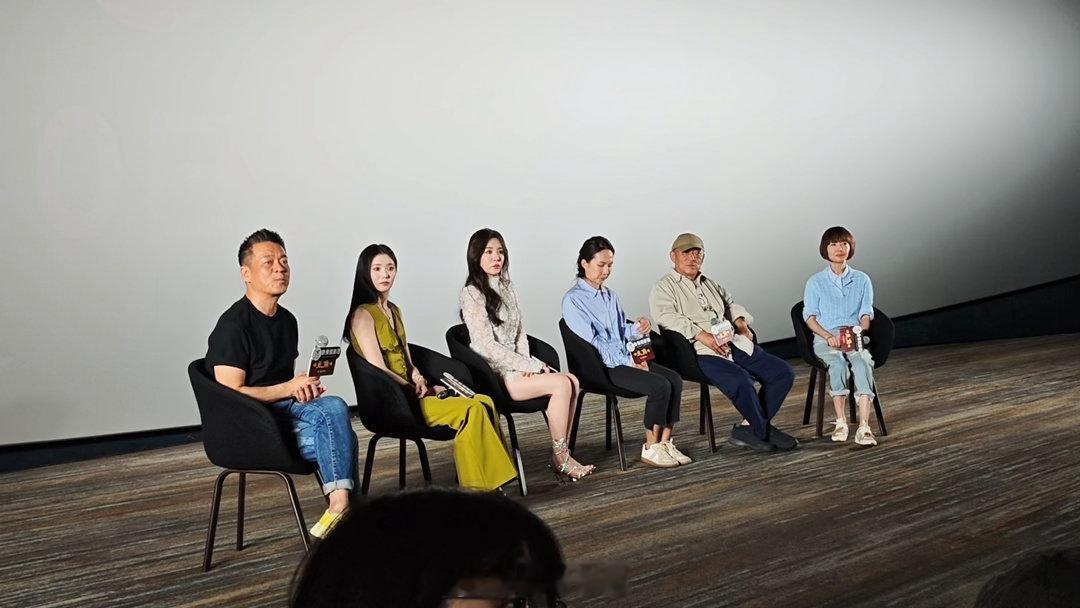 主角看片会后劲儿好大 不是那种大起大落的催泪是慢慢渗进心里的难受。忆秦娥每次上台