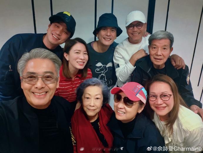 佘诗曼晒与周润发自拍周润发佘诗曼黄宗泽吴卓羲新年合照 佘诗曼晒与周润发合照，分享