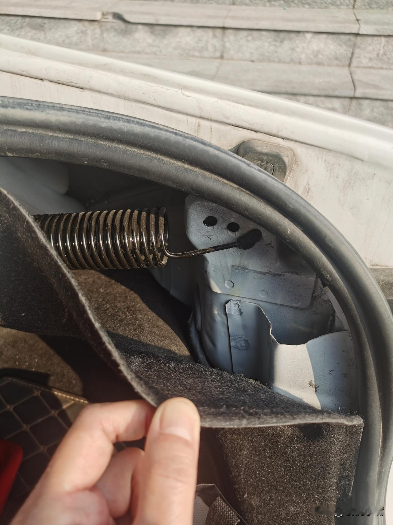 我承认我会开车但是很不懂车，我家汽车后备箱盖抬起速度慢，还特别低，经常打头惹我生
