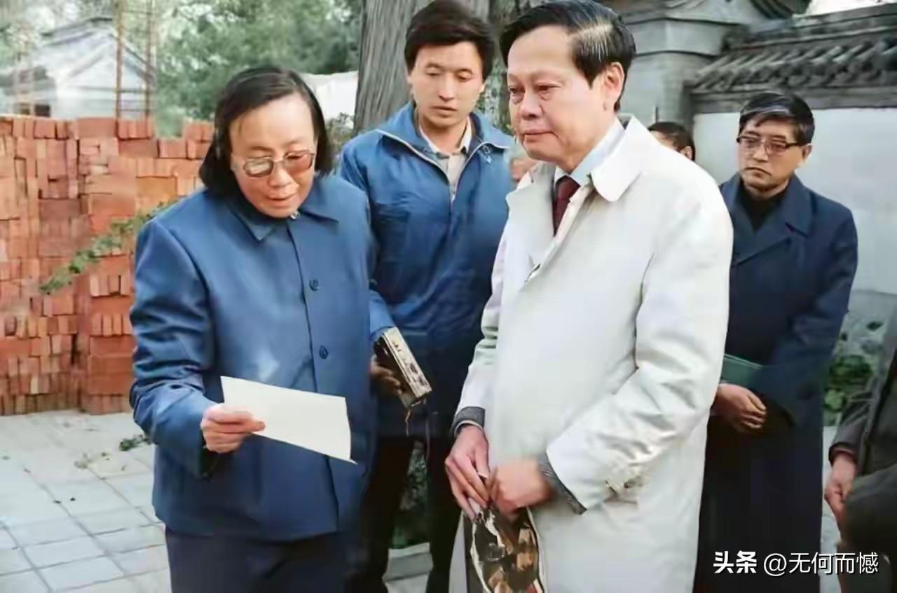 杨振宁先生的表情很严肃，他也许正在思考着什么，上几乎没有什么表情，不明白这到底发