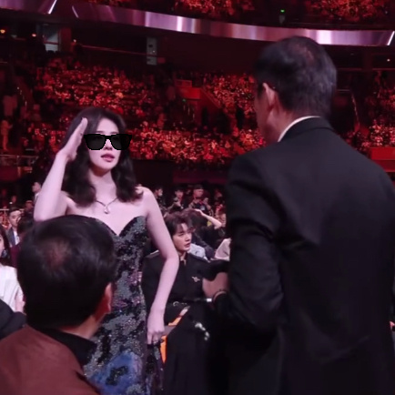 尖叫女神立正了 