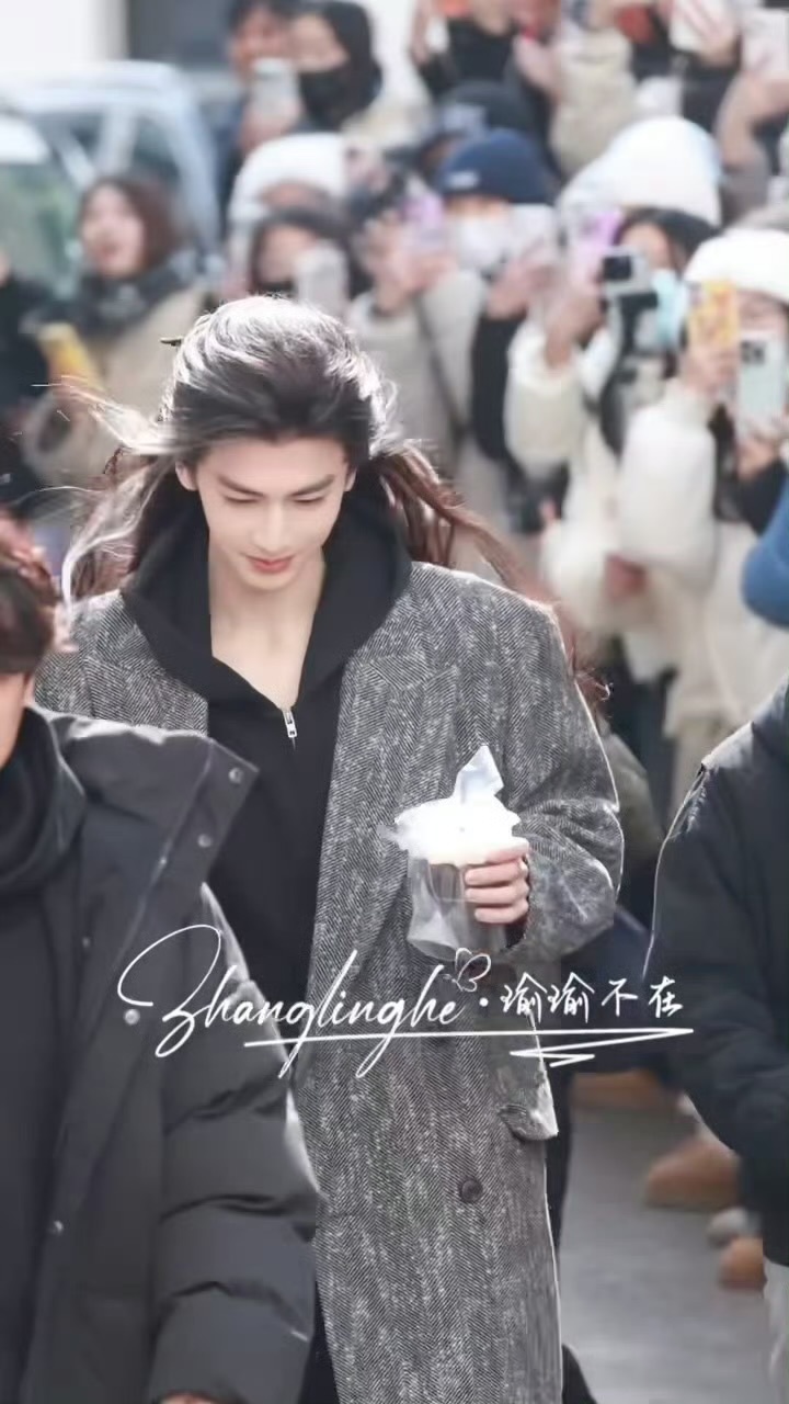 张凌赫被粉丝喊横店摄影咖逗笑，粉丝喊他“横店摄影咖 家玮帅爆啦”