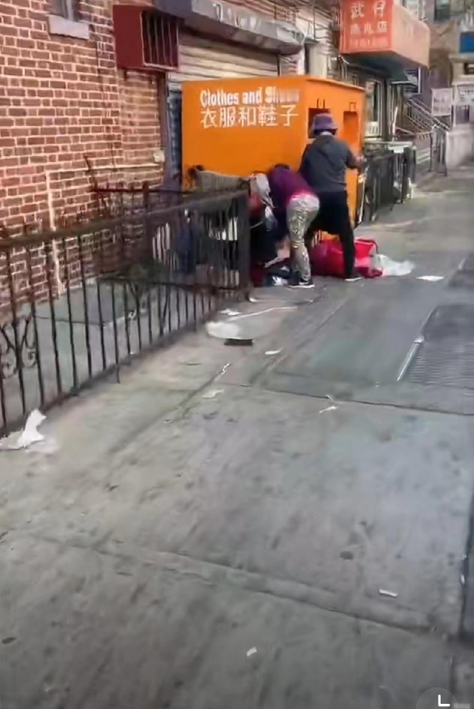 4月17日，美国纽约法拉盛八大街华人区，一名女子将家中闲置衣物丢弃。因回收箱已满