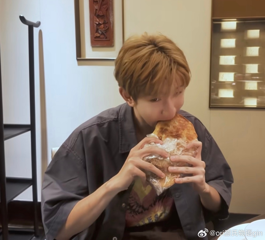 小小的嘴巴大大的鸡冠饺 这饺子比我老公脸都大 